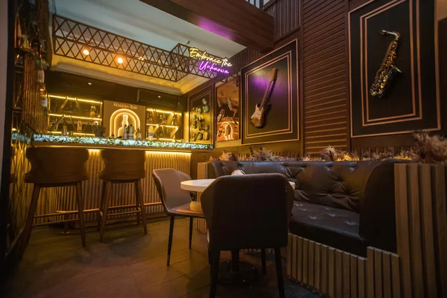 Crazy Daisies/The Courtyard