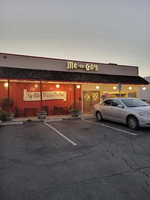 Me-n-Ed's Pizza Parlor