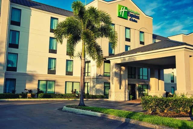 Holiday Inn Express & Suites Tampa Northwest-Oldsmar by IHG