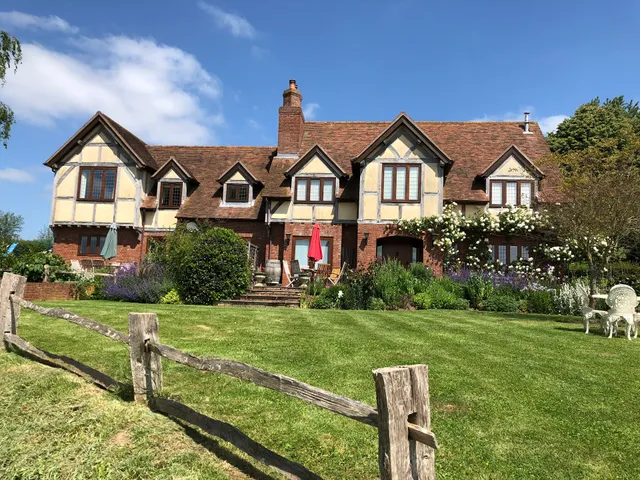 Upper House Cottage & Glamping