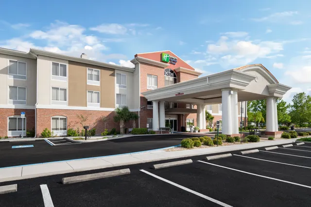Holiday Inn Express & Suites Spring Hill by IHG