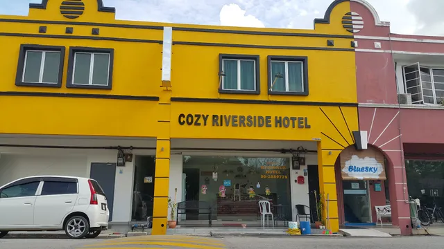 Cozy Riverside Hotel