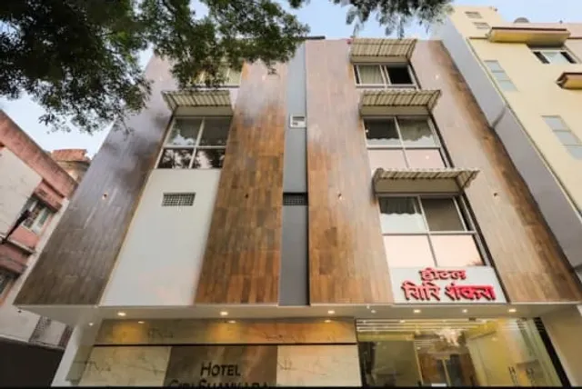 Hotel Giri Shankara