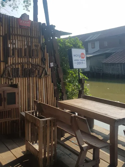 Ban Mai Rimnam Padriew