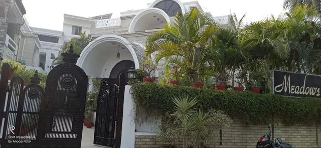 OYO Meadows Inn Near Gomti Riverfront Park