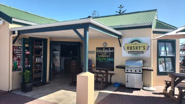 HUSKY'S Restaurant & Bar
