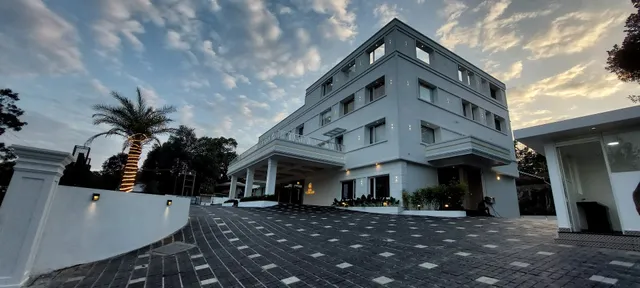 HOTEL GRAND AVENUE VAZHOOR