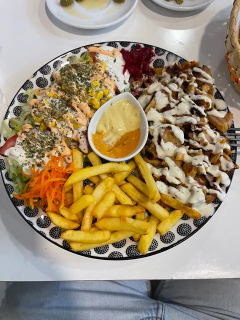 Restaurante riyad halal