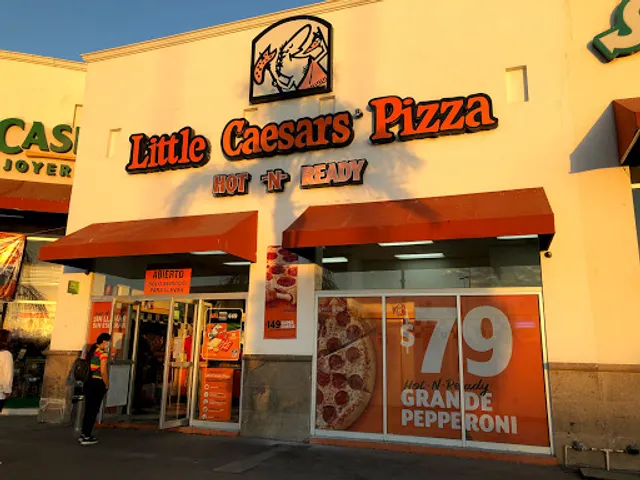 Little Caesars Plaza Galerias