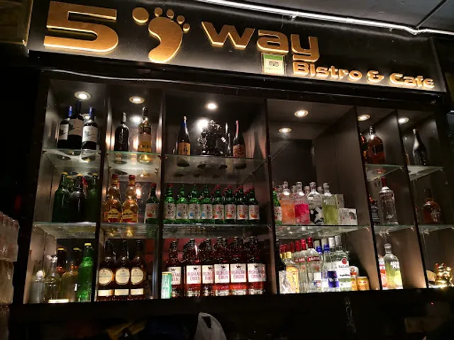 5 Foot Way Bistro & Cafe