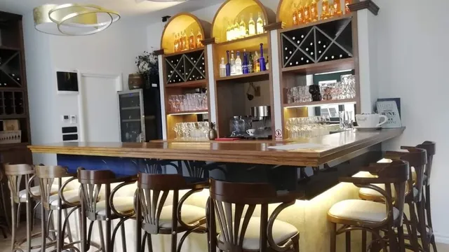 MoNIKa's Wine Bar