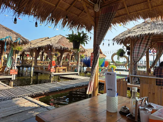 ลมเล ก๋วยเตี๋ยวลูกชิ้นยักษ์