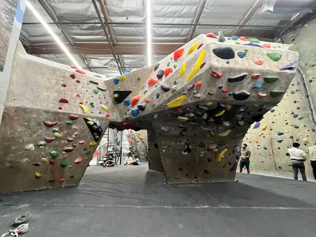 Hangar 18 Indoor Climbing Gym - Arcadia