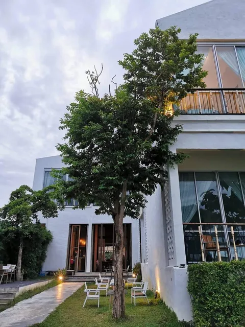 White Wall Riverfront Café and Hotel