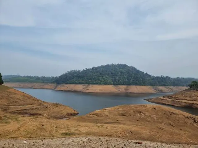 Sholayar Dam Cottages