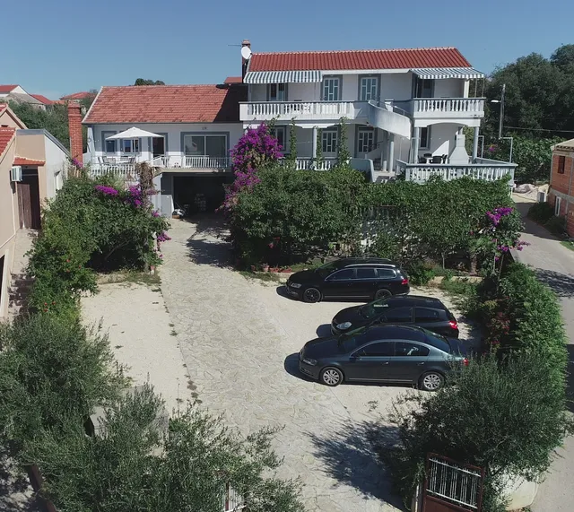 Rasin House Apartments