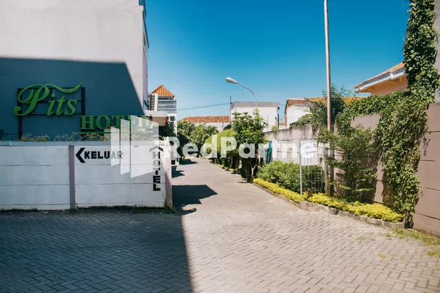 Pits Hotel RedPartner near Atom Mall