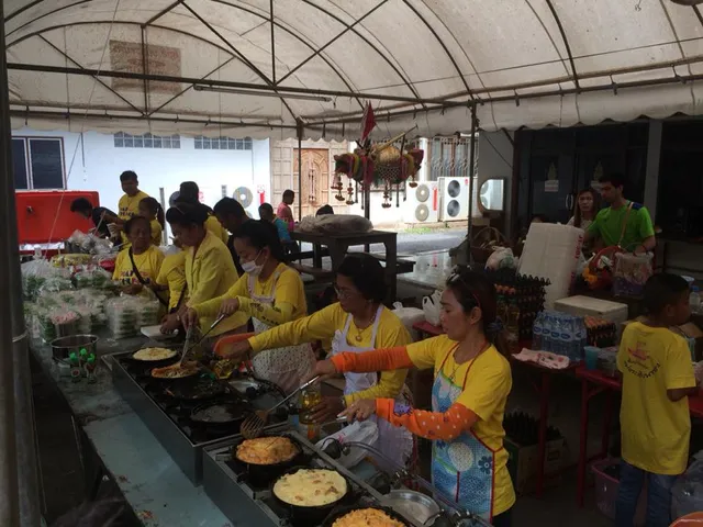 หอยทอดกระทะร้อนพี่โบว์