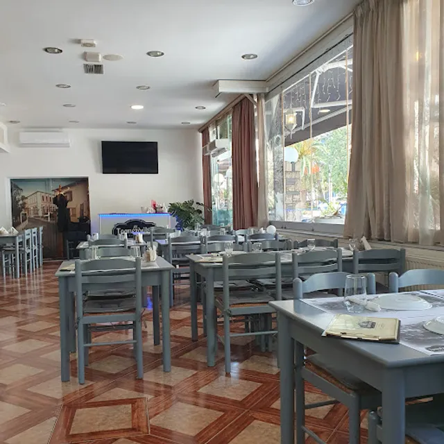 ΤΡΑΠΕΖΟΥΝΤΑ ΚΡΕΑΤΙΚΑ & ΘΑΛΑΣΣΙΝΑ