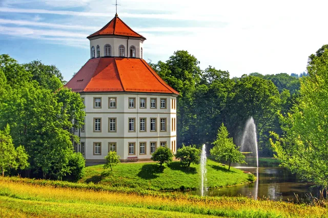 Wasserschloss der Freiherren von Sturmfeder mit Schlossgarten