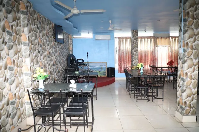 New Chitwan Cafe' and Restaurant