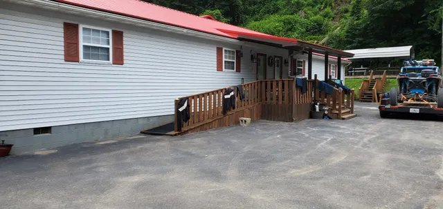 Devil Anse Trailhouse