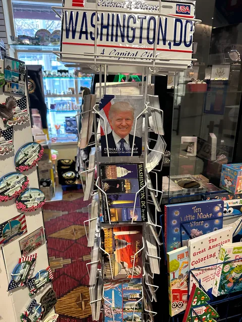 Capitol Simply Smiles Souvenir Gift Shop