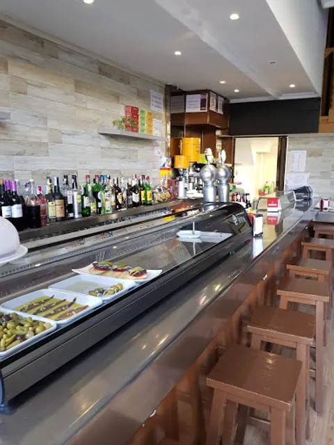 Bar Plaza - dogs & bear