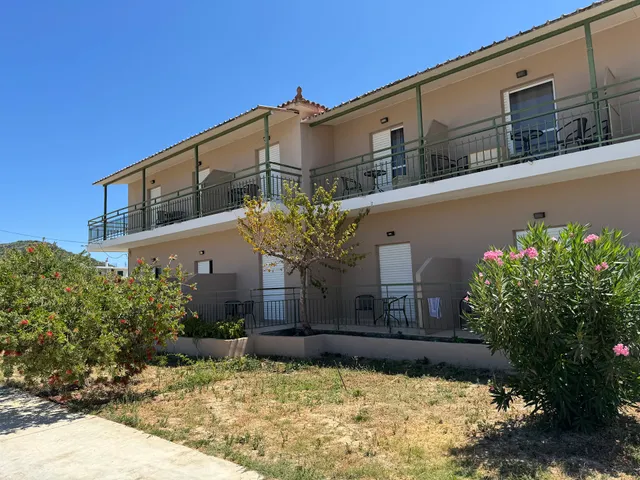 Dennis Studios, Alikanas