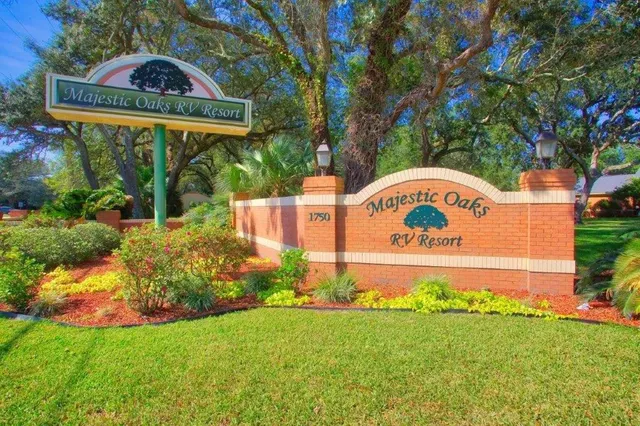 Majestic Oaks RV Resort