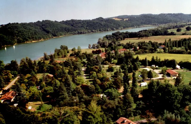 Camping *** Reflections Lake and family houses