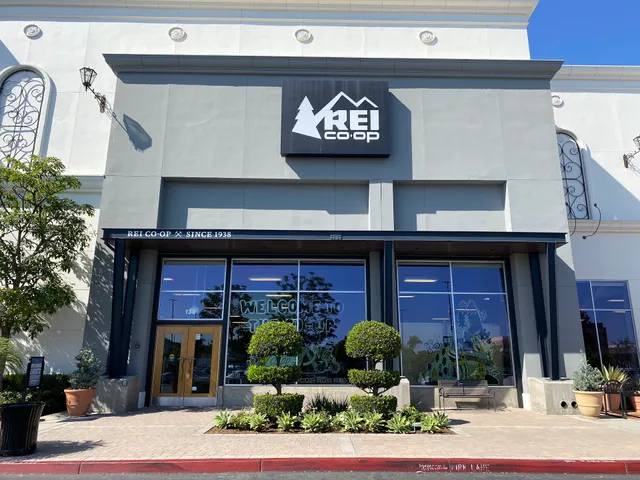 REI