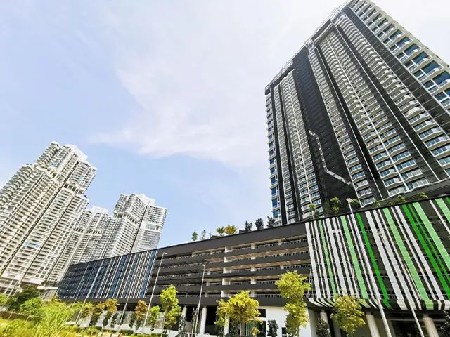 Almas Puteri Harbour by RR JBcity