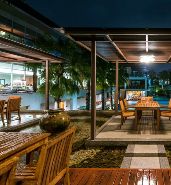 Blue Waters Seafood Buffet At The Wyndham Sea Pearl Hotel