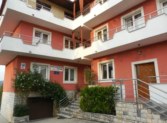 Apartmani i sobe "Laura"