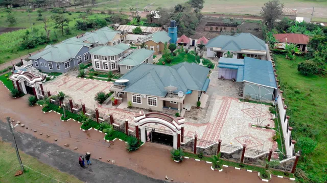 LA'TONNA SAFARI HOTEL