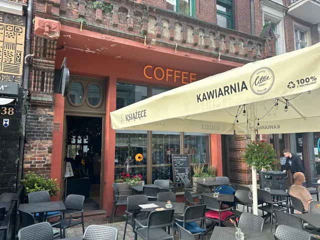 Little Egoist Coffee Kawa Śniadania Ciasta