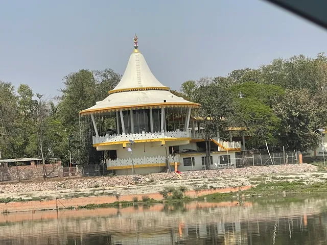 Yogiraj Devraha Baba (Samadhi sthal and Ashram)