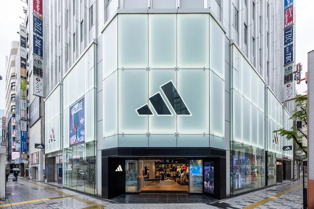 アディダス ブランドコアストア 新宿
