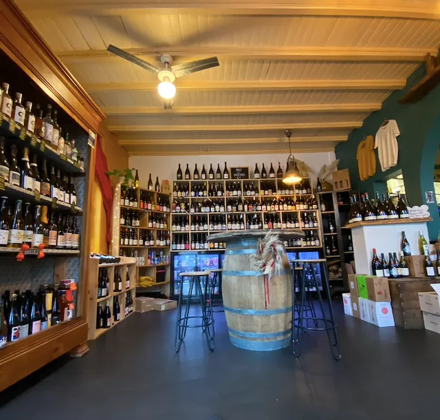 Vin te faire boire - cave, bar à breuvages et lieu vivant