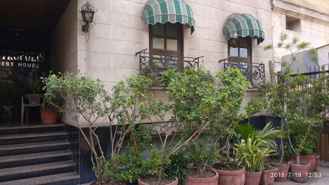 Hotel The MetroPolis / Near me Hotel/Best Hotel in Paharganj