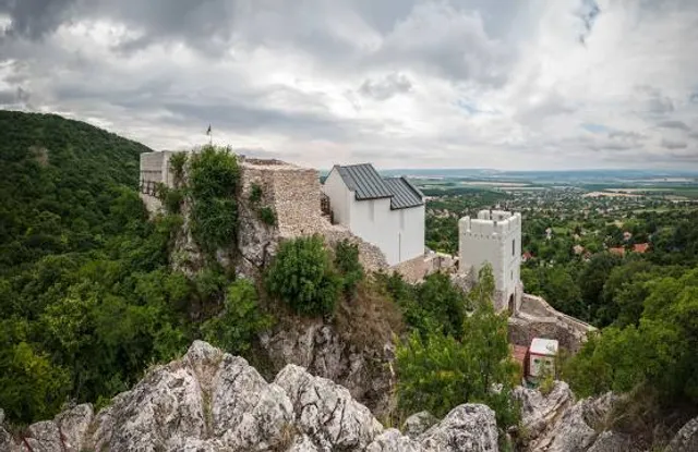 Csókakő Castle