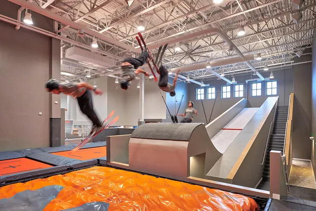 SNÖBAHN Indoor Ski + Snowboard Center