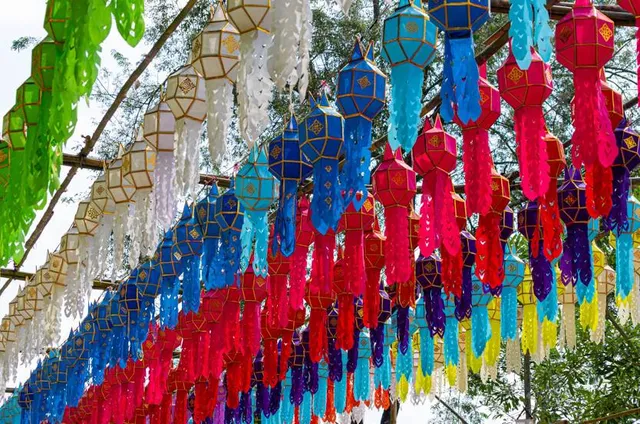 Phra Nang Chamathewi Monument