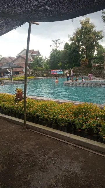 Pemandian Latar Ombo Taman Nglorok Rejo