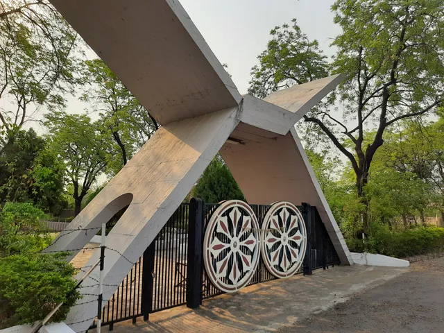 Gitai Mandir, Gopuri
