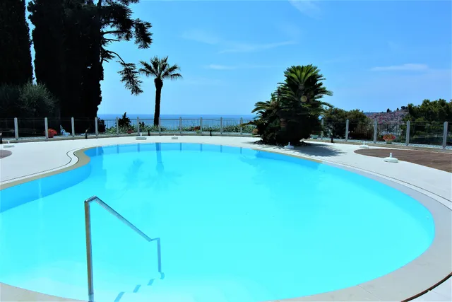 Grand studio Menton Garavan dans résidence avec superbe piscine proche Italie et Monaco