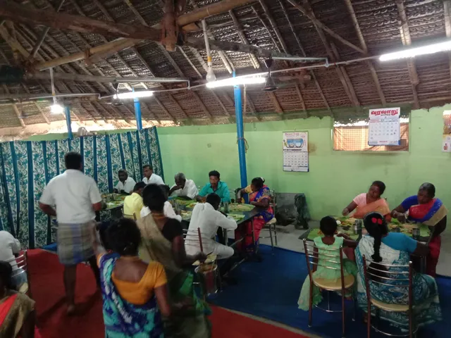 Anandamae Arusuvai Unavagham, Veg & Non Veg/Fast food