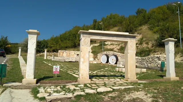 Monumentul "Cloșca cu puii de aur"