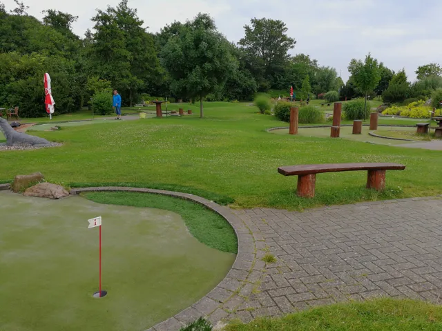 "Erlebnispark Norddeich" (Abenteuergolf, Irrgarten, Märchenschiff)